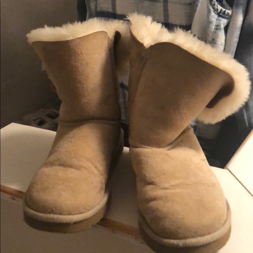 Sand uggs size 7. Bailey Button. In good shape!